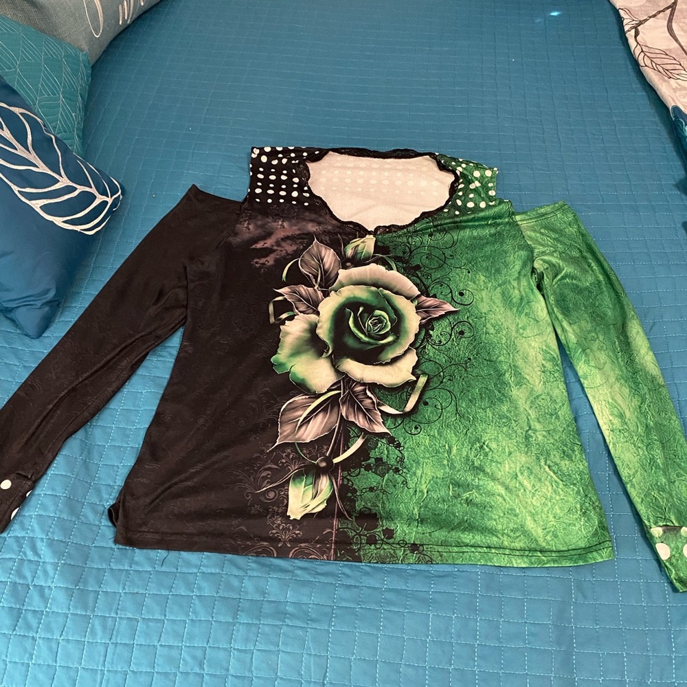 Cold shoulder blouse green and black with design 2x great condition.